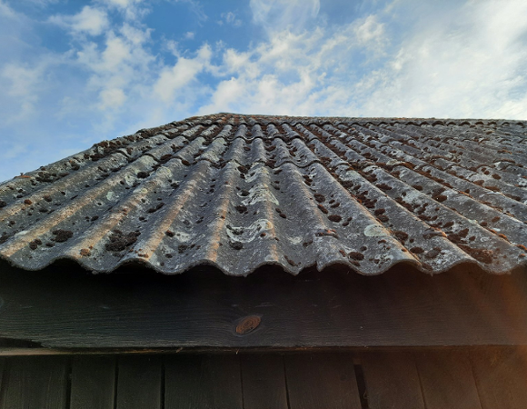 Zdjęcie przedstawia dach budynku wykonany z azbestu.