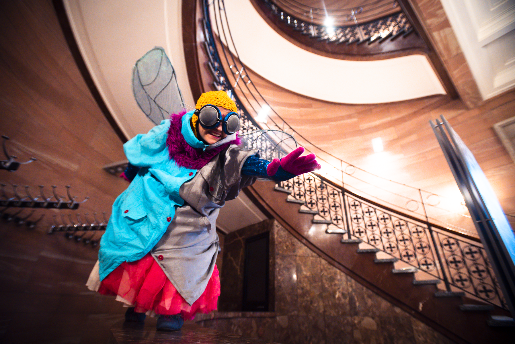 Zdjęcie przedstawia dzieci wskakujące do basenu.