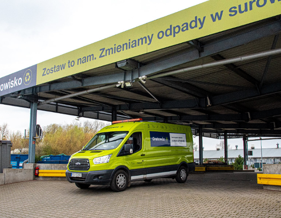 Zdjęcie przedstawia gratowóz na gratowisku.