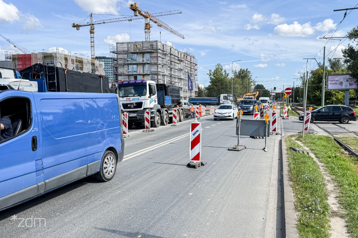 Trwają prace na ul. Starołęckiej/ fot. Bartosz Szczepaniak, ZDM Zdjęcie przedstawia jezdnię, na której stoją pachołki wyznaczające objazdy. Pomiędzy nimi jeżdżą samochody.