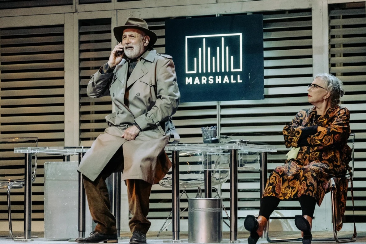 Zdjęcie przedstawia kobietę i mężczyznę. Siedzą i rozmawiają.