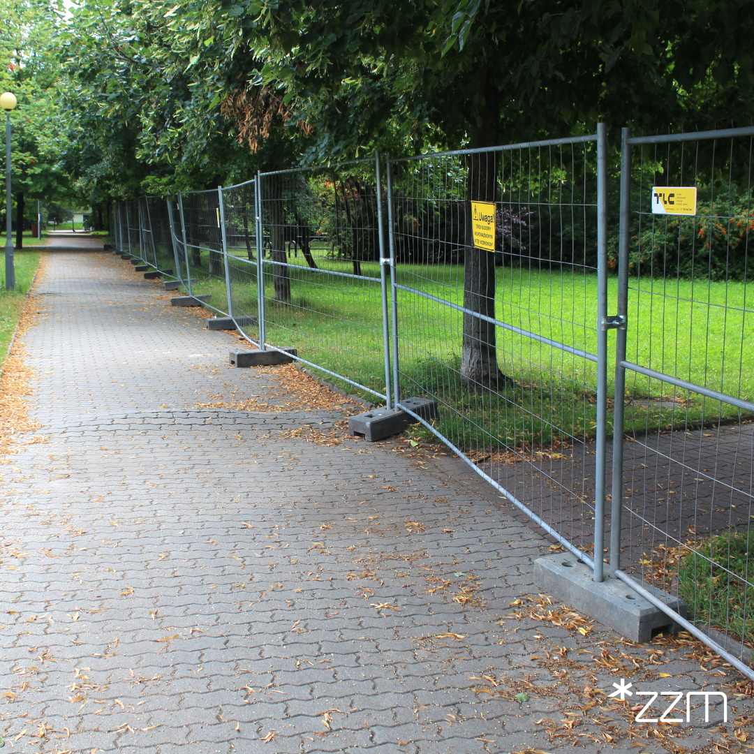 Zgodnie z zapowiedziami rozpoczęły się prace związane z rewitalizacją parku Czarneckiego/ fot. ZZM Zdjęcie przedstawia ogrodzenie, na kórym zawieszona jest tabliczka z napisem "Uwaga! Teren budowy nieupoważnionym wstęp wzbroniony". Za ogrodzeniem znajduje się park.