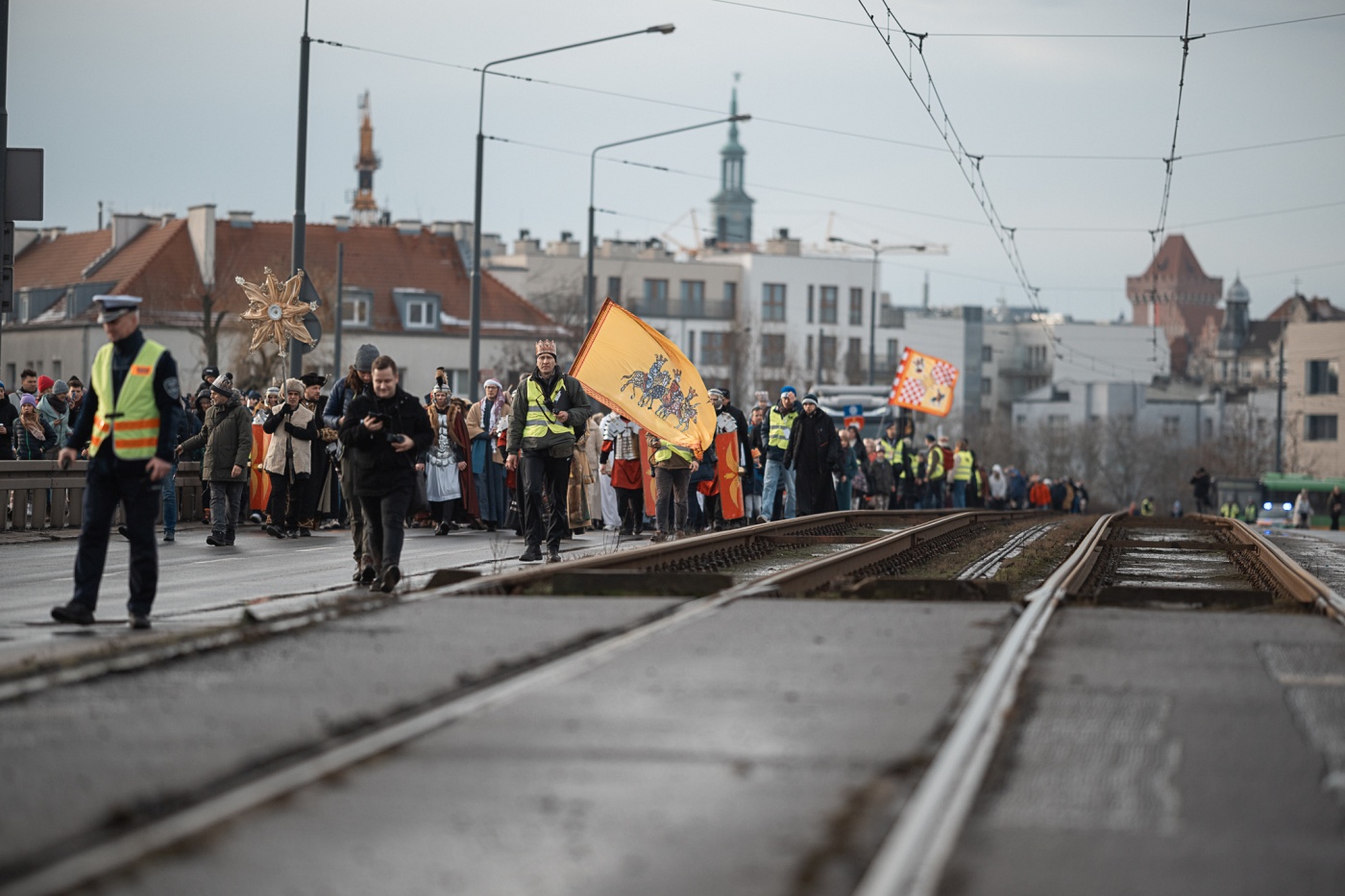 Zdjęcie przedstawia przebranych ludzi na scenie. Są tam m.in. aniołowie i pasterze oraz Józef i Maryja.