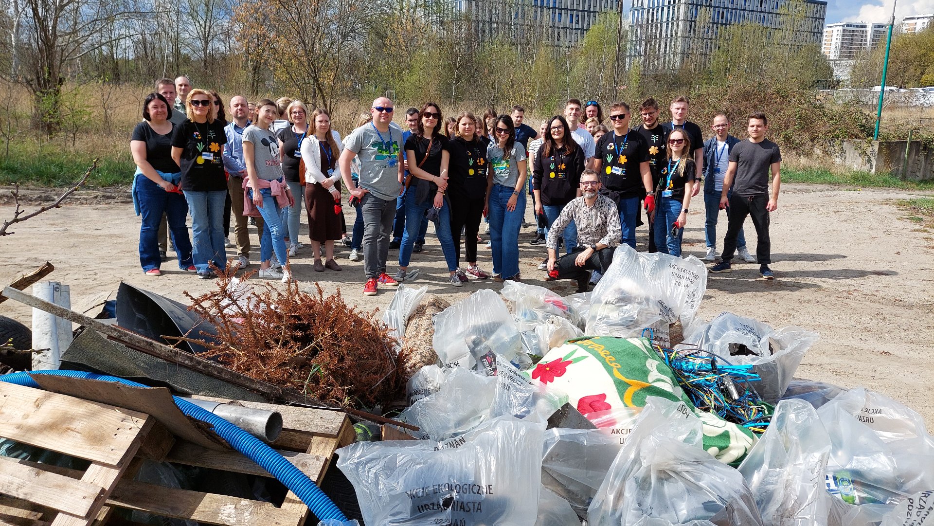 We wtorek przy ul. Kutrzeby oraz w sąsiedztwie Cytadelii sprzątali uczniowie poznańskiego XII Liceum Ogólnokształcącego Zdjęcie przedstawia worek na śmieci i nogi osób, które go trzymają.