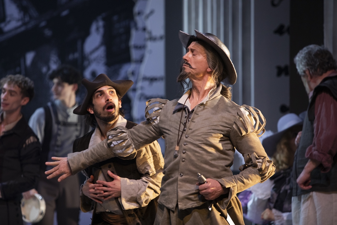 Zdjęcie samurajów siedzących przy ogniu