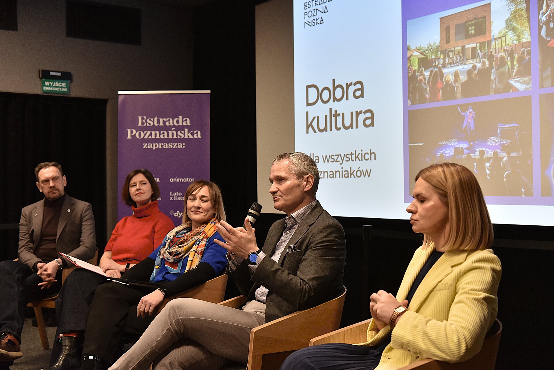 Zdjęcie z konferencji Estrady Poznańskiej. Z mikrofonem Jędrzej Solarski, zastępca prezydenta Poznania