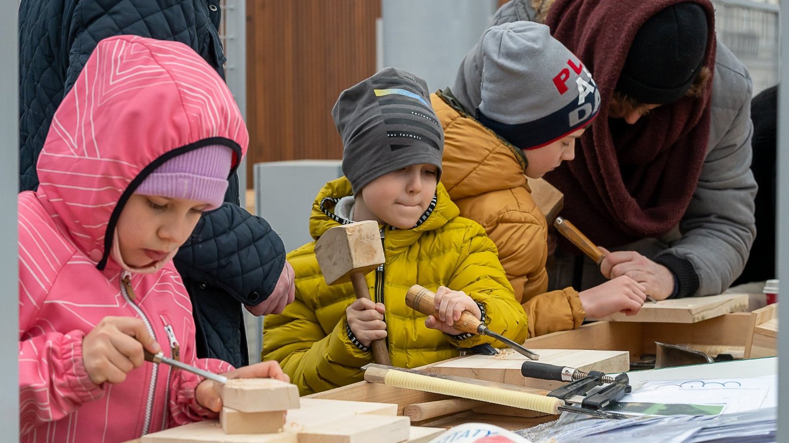 Na zdjęciu dzieci z dłutami na rynku łazarskim