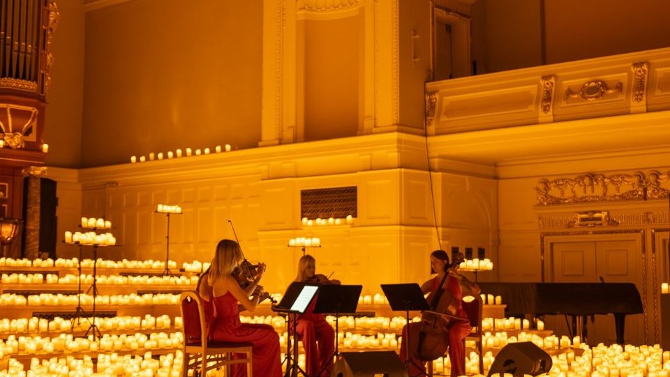 У кінотеатрі «Аполло» при світлі тисяч свічок пролунають інструментальні аранжування найбільших хітів польської музичної сцени. фото: матеріали організаторів