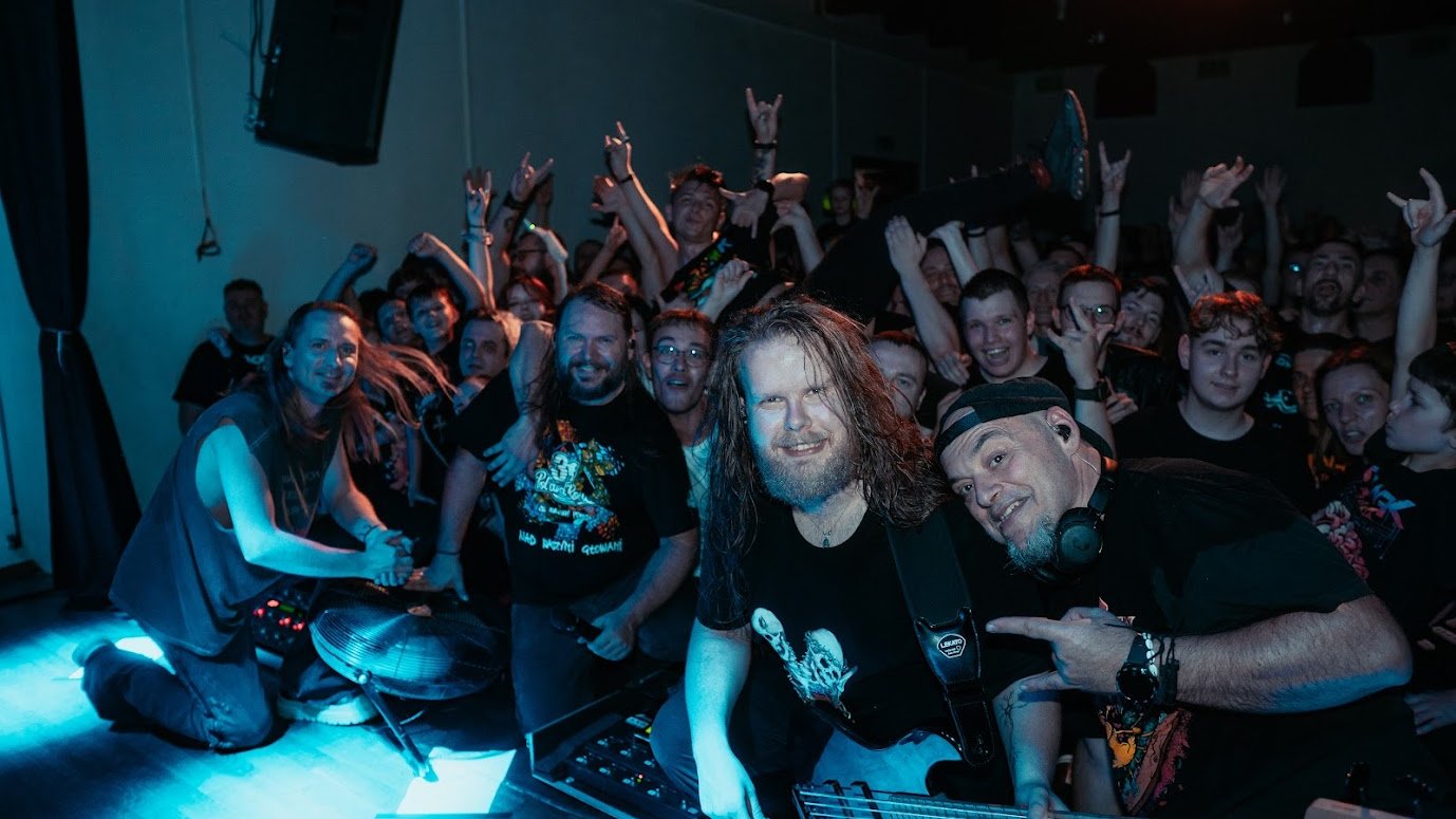 Зенек Грабовський, раніше відомий як Зенек Купатаса, вирушає в турне на підтримку свого нового альбому «Jeszcze Raz to Samo» (Ще раз те саме). Фото: архів артиста/Марцель Барткевич