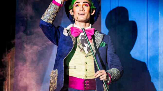 Вистава «Чарівник» - це сімейне шоу, що поєднує театральну розповідь з ілюзією та елементами магії. Фото: Aula Artis/архів