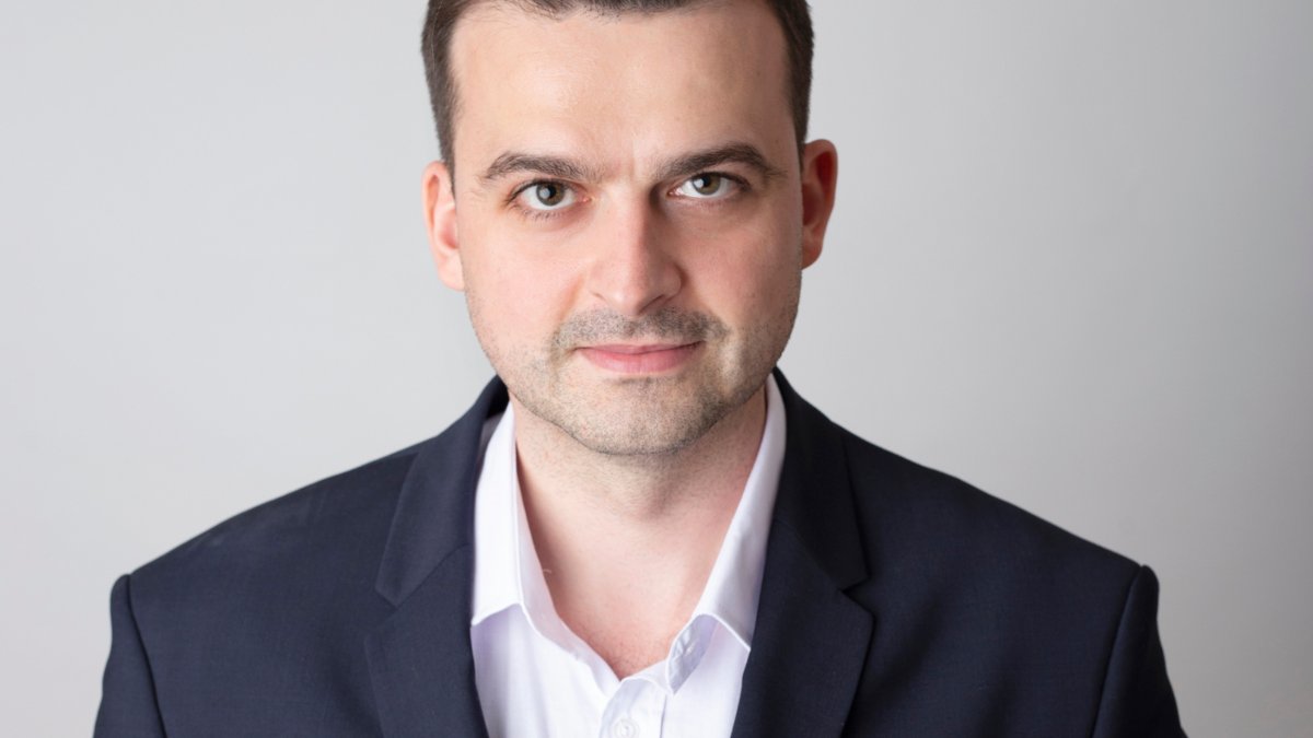 Zdjęcie przedstawia mężczyznę, Adama Martynę.
