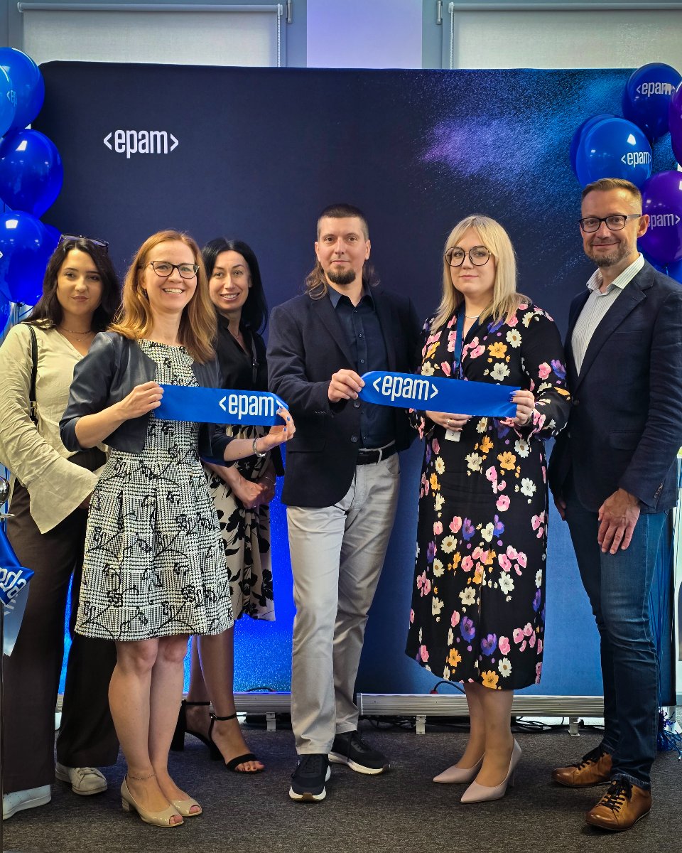 Przedstawiciele Biura Obsługi Inwestorów oraz Firmy EPAM Zdjęcie z wydarzenia. 6 osób na tle ścianki z logo epam. 3 trzymają niebieskie wstązki z logiem firmy