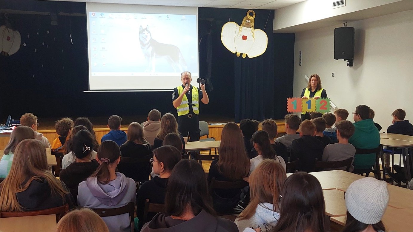 straznik przedstawia zasady informowania operatora służb ratunkowych o zdarzeniu