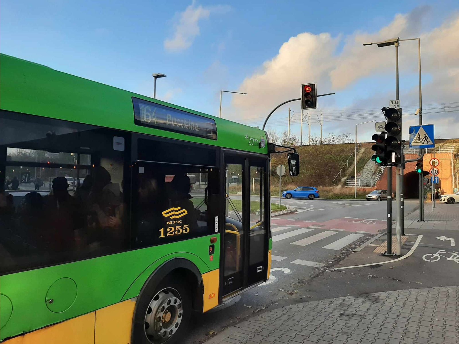 Przez niecałe 2 dni zamknięty dla ruchu kołowego będzie tunel w ciągu ul. Kościelnej fot. ZTM Autobus na buspasie na ul. Kościelnej przed tunelem, w tle tunel w nasypie kolejowym