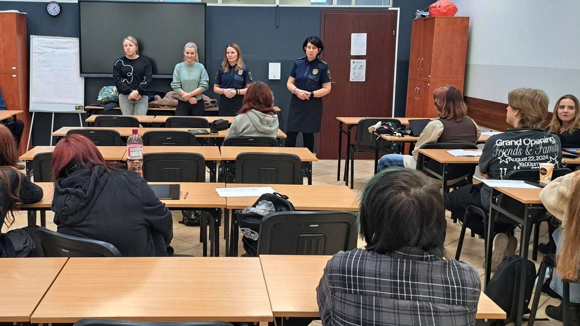 funkcjonariuszki informują uczniów o bezpieczeństwie w sieci