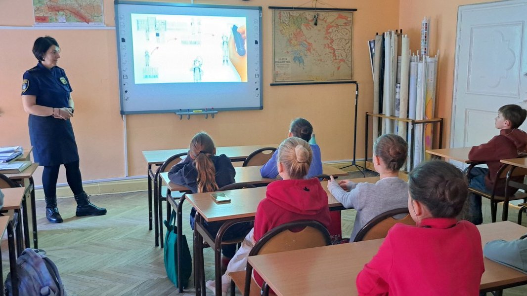 strażniczka uzupełnia pogadankę prezentując ilustrację filmową