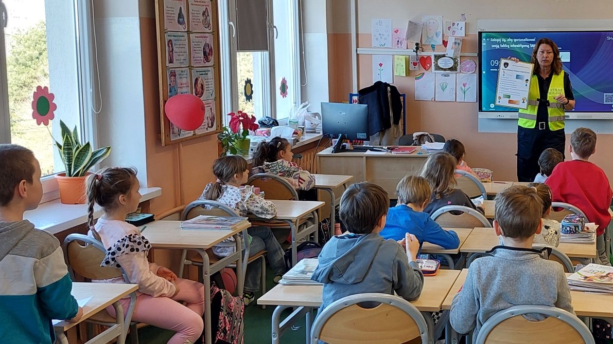 strażniczka na planszy przedstawia działania na rzecz ochrony środowiska