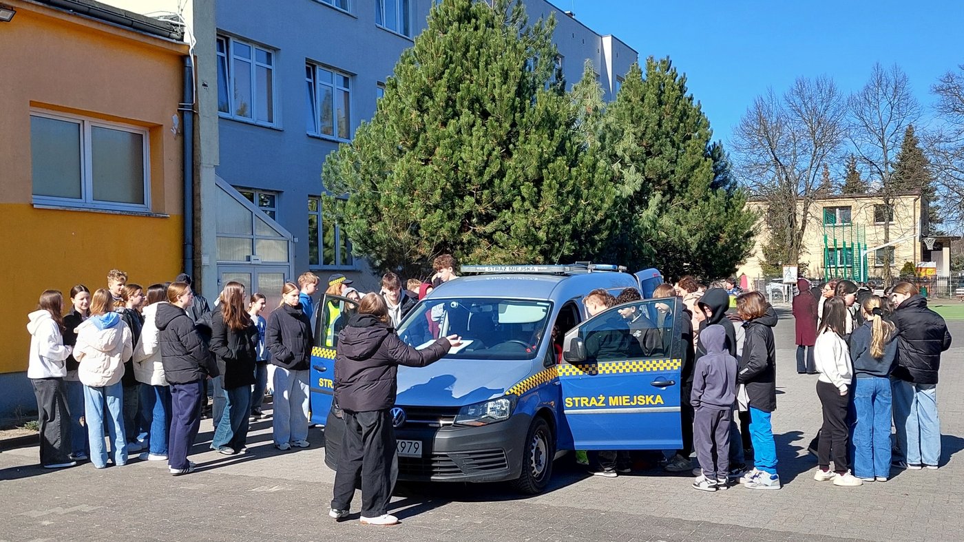 uczniowie przy poznawanym samochodzie Ekopatrolu