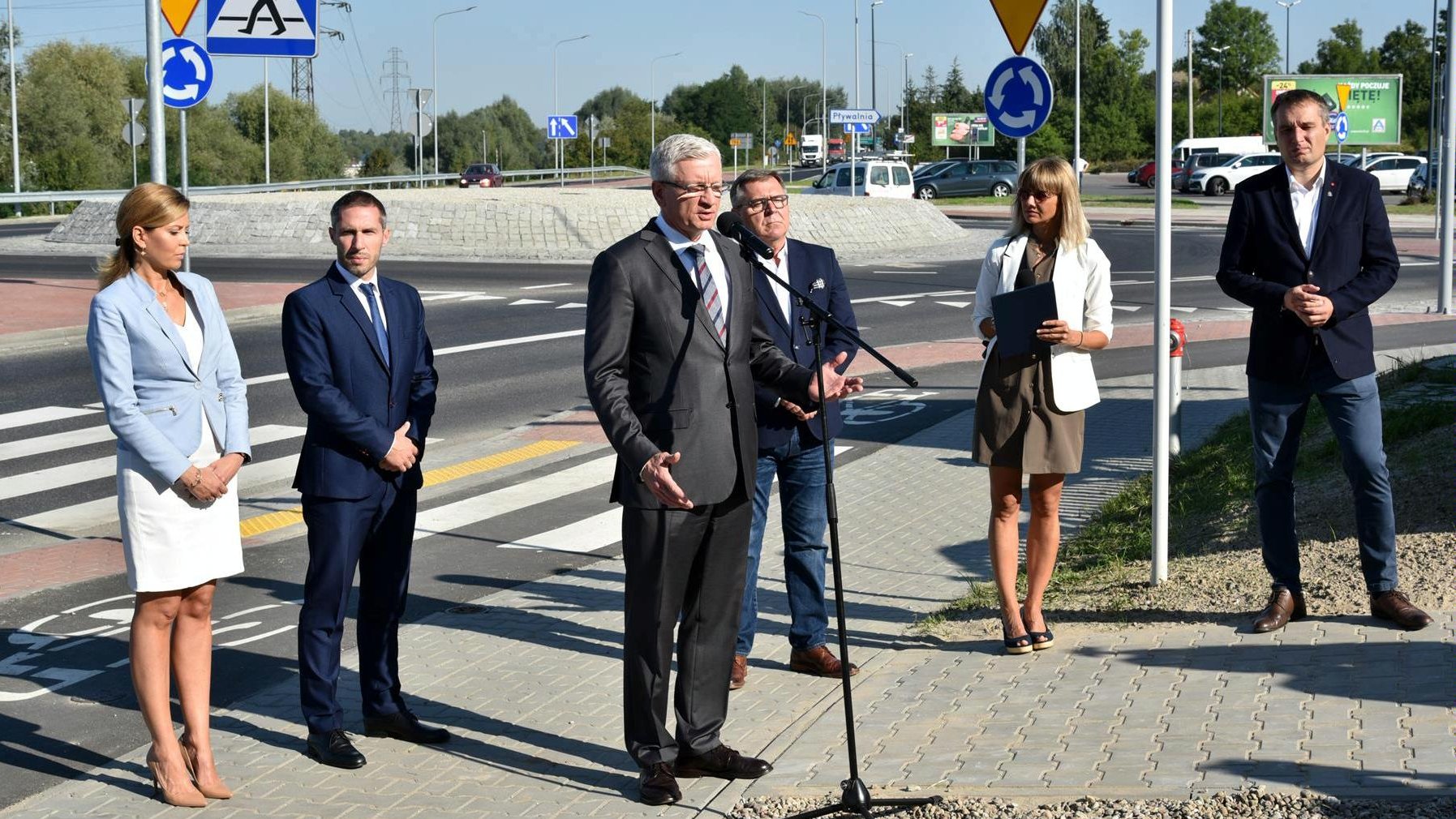 Jacek Jaśkowiak, prezydent Poznania, oficjalnie poinformował o zakończeniu przebudowy ul. Gdyńskiej - grafika artykułu