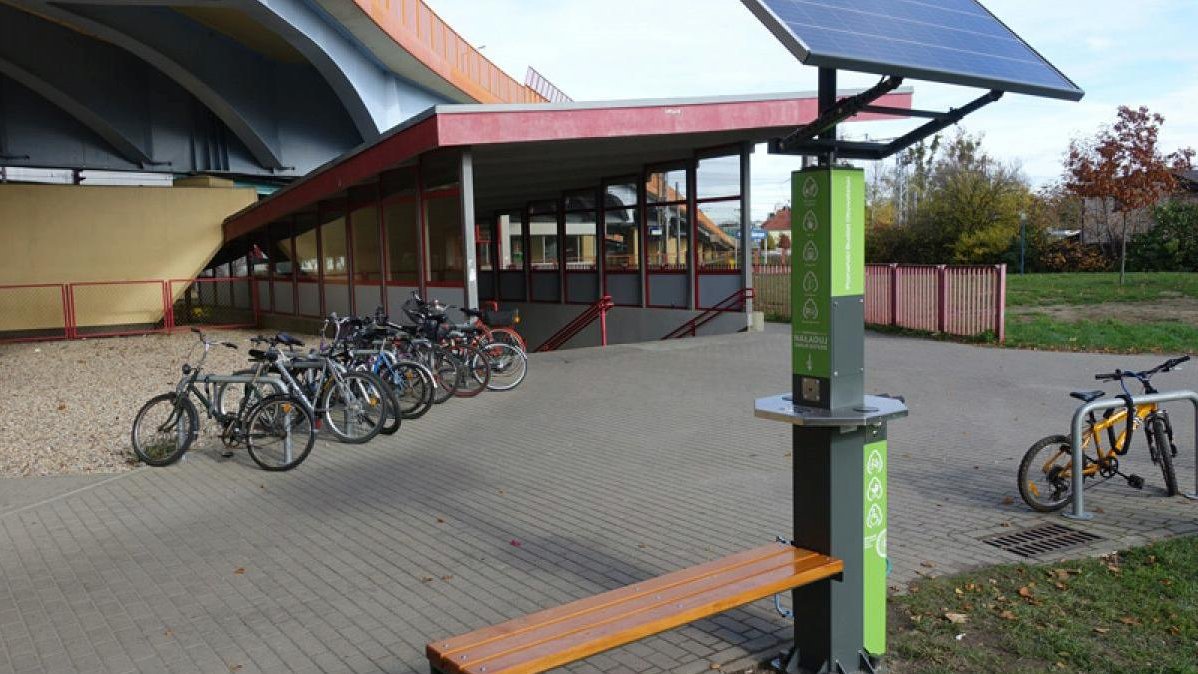 Na Górczynie stanęły nowoczesne ławki solarne i samoobsługowe stacje naprawy rowerów