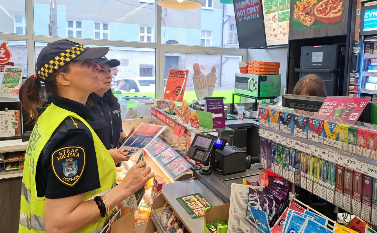 funkcjonariuszki rozmawiają ze sprzedawczynią