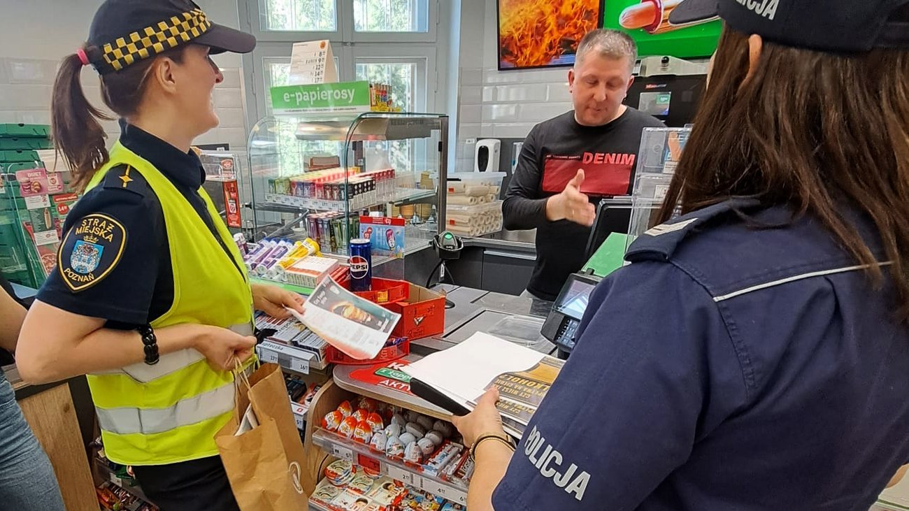 funkcjonariuszki rozmawiają ze sprzedawcą