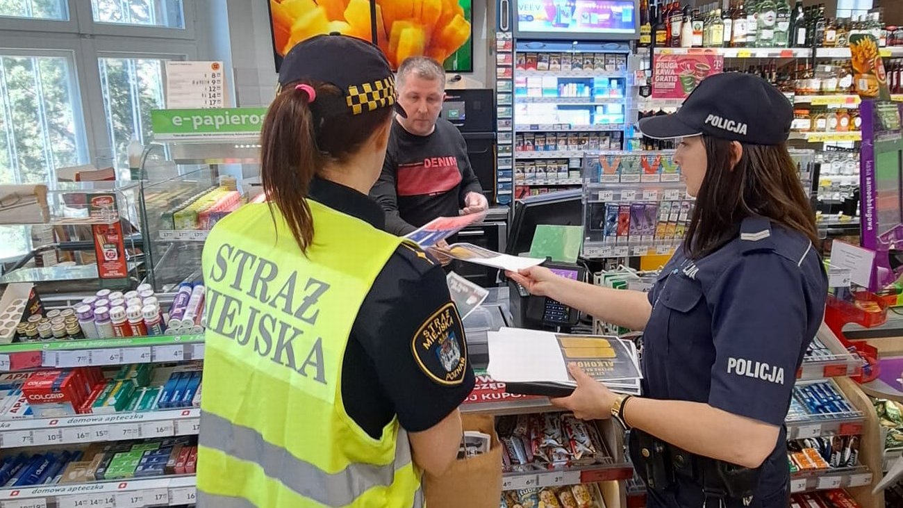 funkcjonariuszki rozmawiają ze sprzedawcą