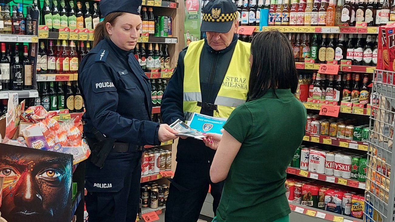 funkcjonariusze rozmawiają ze sprzedawczynią