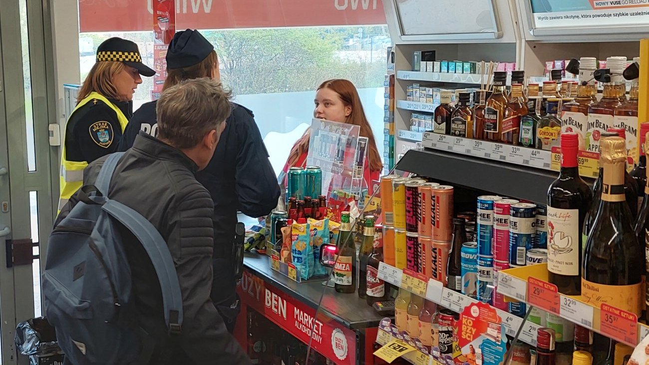 funkcjonariuszki rozmawiają ze sprzedawczynią