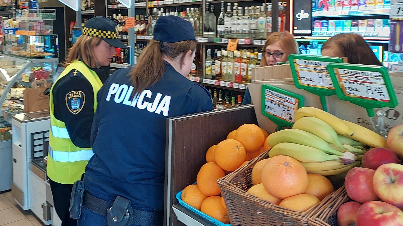 funkcjonariuszki rozmawiają ze sprzedawczyniami