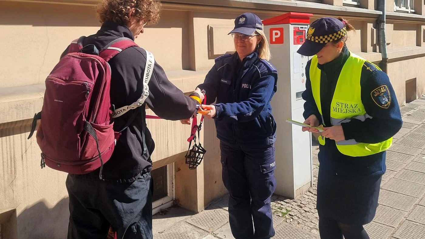 funkcjonariuszki rozmawiają z przechodniami