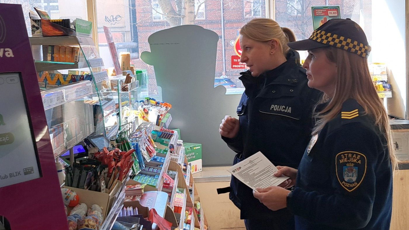 funkcjonariuszki rozmawiają ze sprzedawczynią