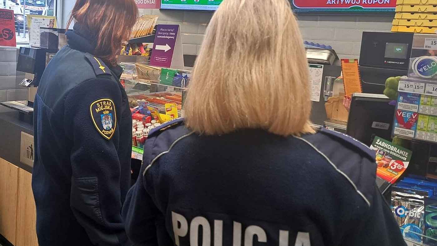 funkcjonariuszki rozmawiają ze sprzedawczynią