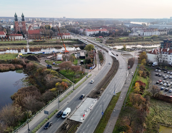 Na zdjęciu most widziany z lotu ptaka, w tle widać wieże katedry