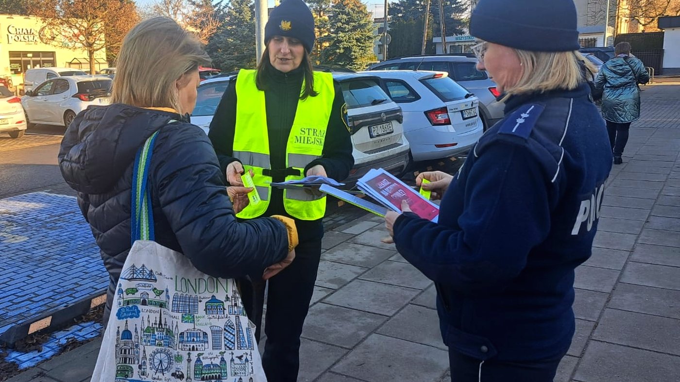 funkcjonariuszki informują i przekazują materiały