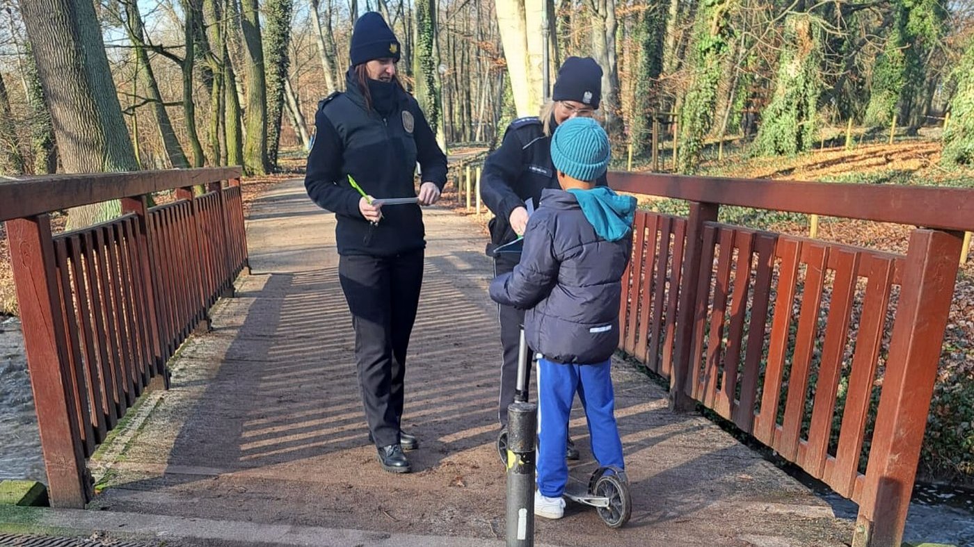 funkcjonariuszki informują i przekazują materiały