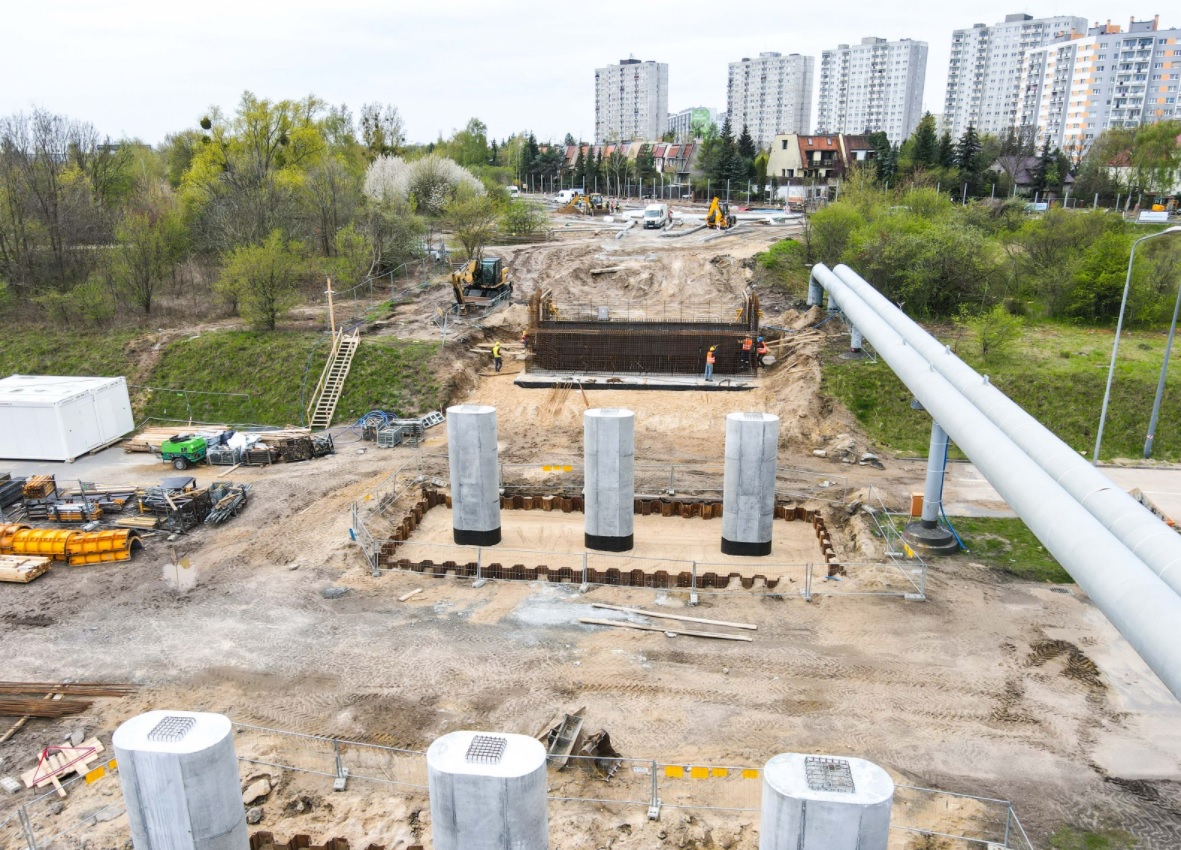 Nowe fundamenty i filary podpór wiaduktu w ciągu ul. Kurlandzkiej (foto: PIM) - grafika artykułu