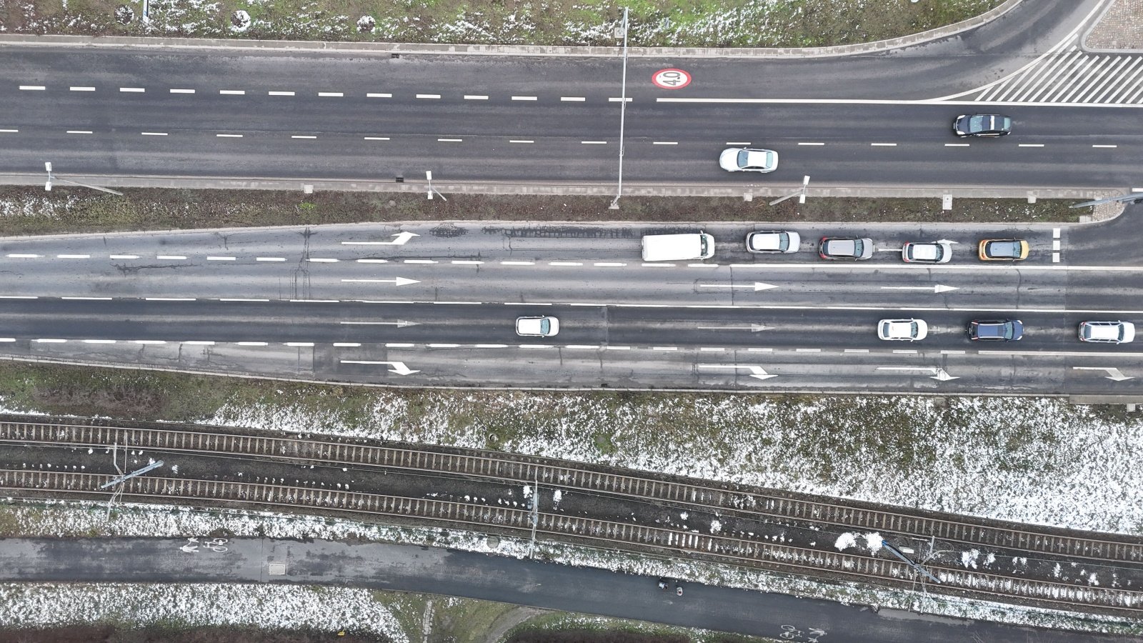Zdjęcie z lotu ptaka na ul. Warszawską przed skrzyżowaniem z ul. Krańcową, dwie jezdnie z kilkoma pasami ruchu rozdzielone pasem zieleni