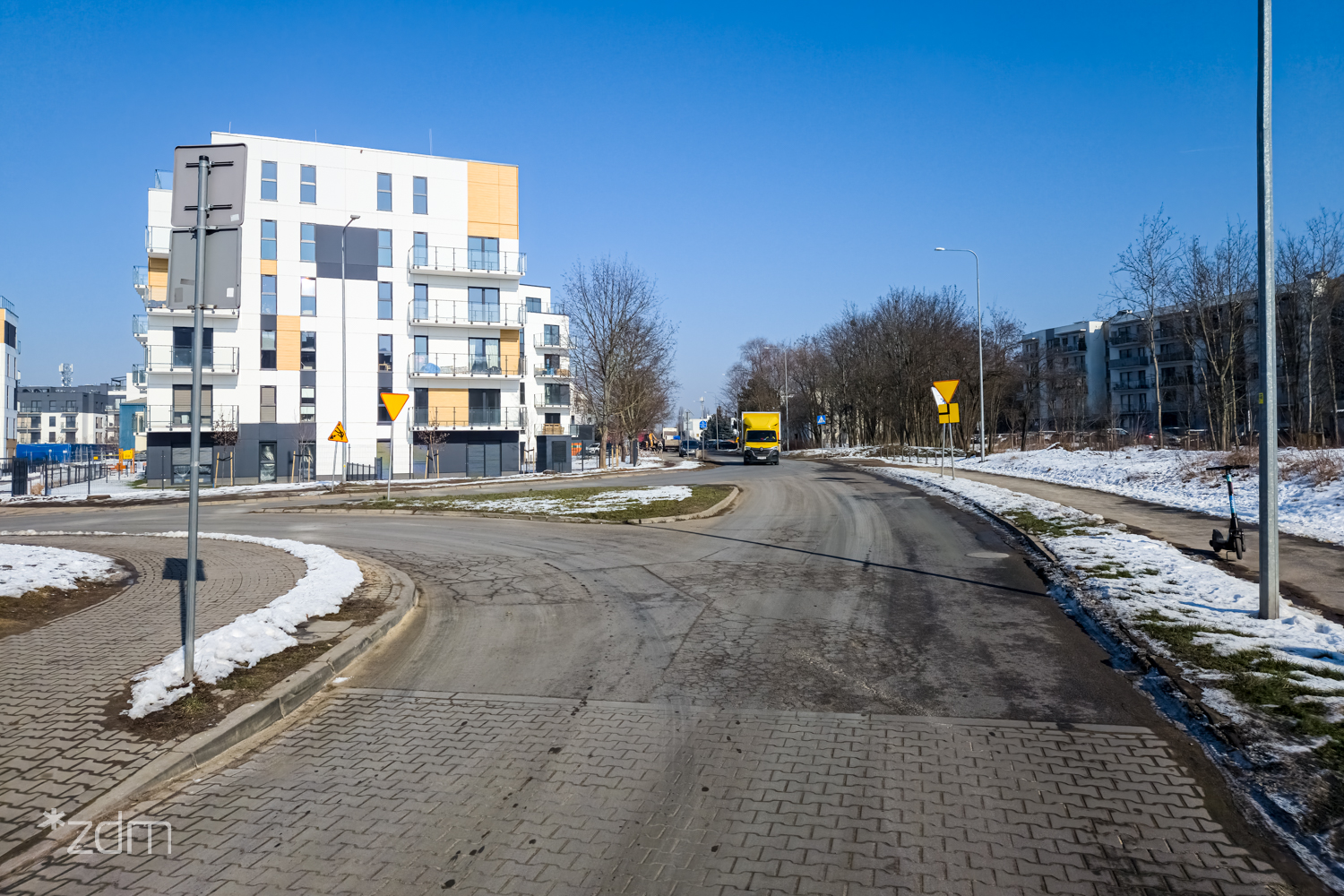 Widok na skrzyżowanie ul. Jasielskiej, gdzie powstanie rondo, na poboczu snieg, w tle bloki mieszkalne - grafika artykułu
