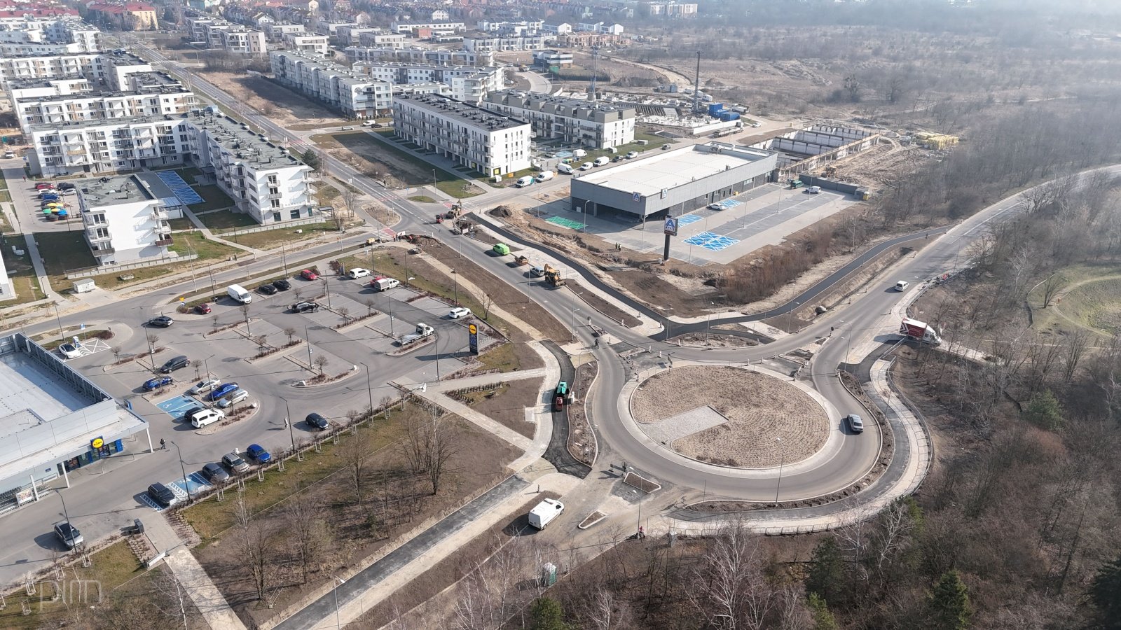 Rondo widziane z lotu ptaka, w tle widać bloki i parking