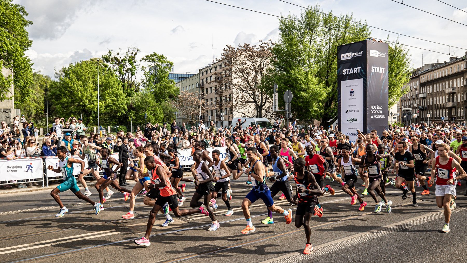 Start dużej grupy biegaczy biegaczy podczas zeszłorocznego półmaratonu