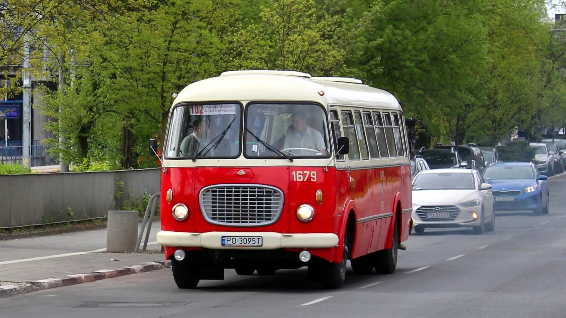 Tzw."ogórek" - stary czerwony autobus jelcz na linii turystycznej