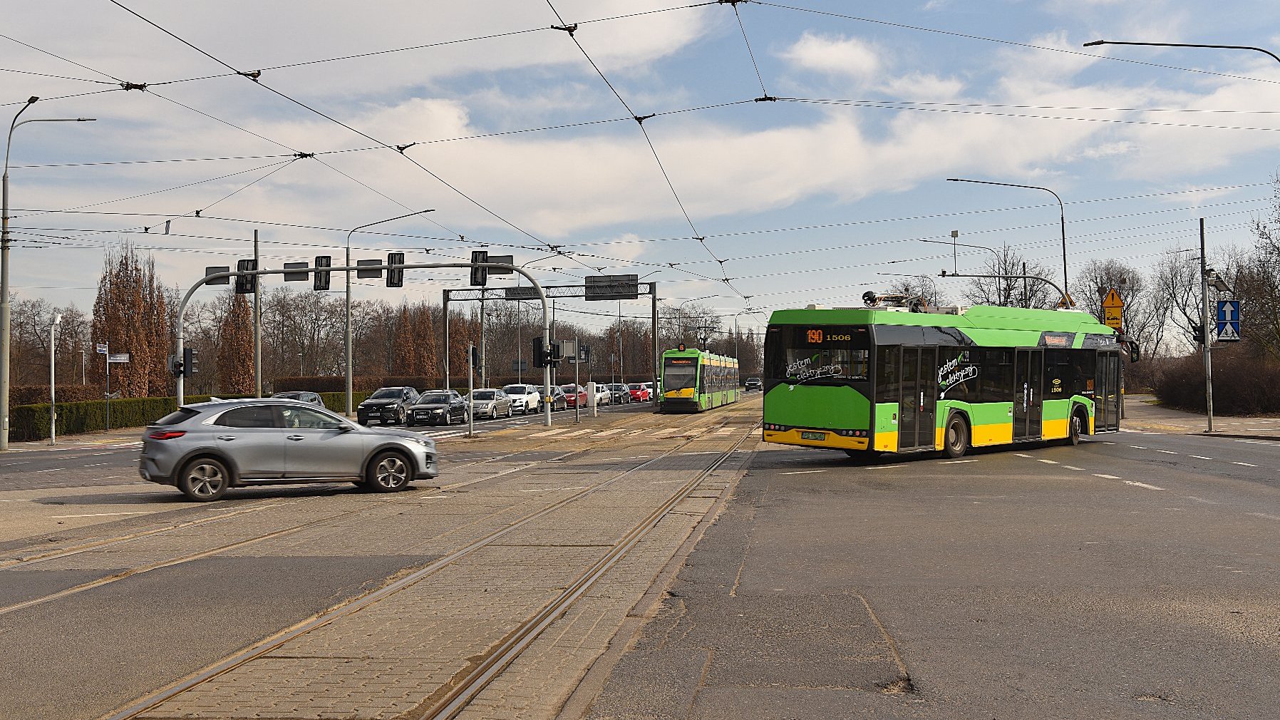 Węzeł AWF i skręcający w ul. Królowej Jadwigi w prawo autobus, za nim samochód osobowy