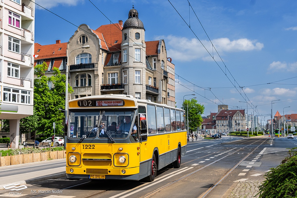 Żółty autobus DAF na ul. Zwierzynieckiej - w tle kamienice i rejon ronda Kaponiera, na tle błekitnego nieba trakcja tramwajowa - grafika artykułu