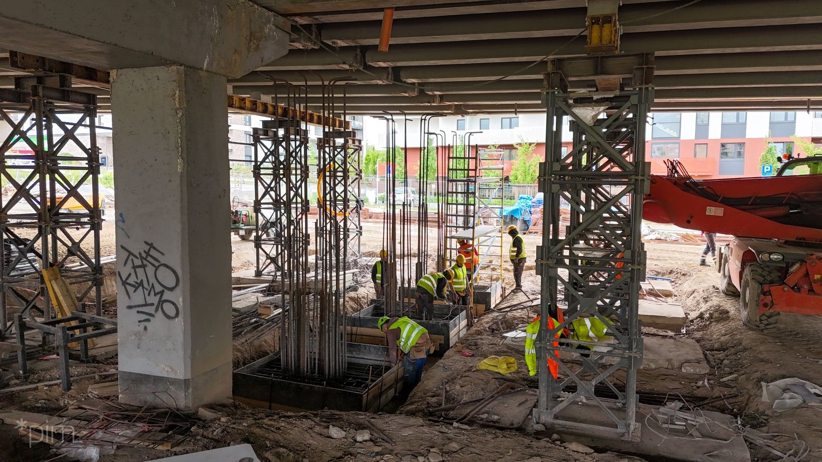 Galeria zdjęć remontu podpór wiaduktu nad ul. Wagrowską - robotnicy pracujący pod wiaduktem