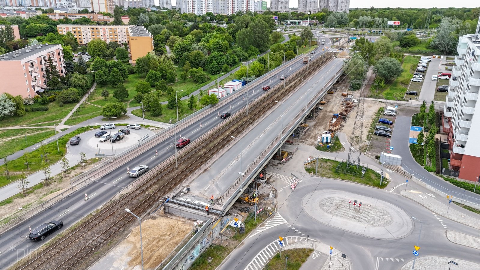 Galeria zdjęć remontu podpór wiaduktu nad ul. Wagrowską - widok z powietrza na remontowany wiadukt