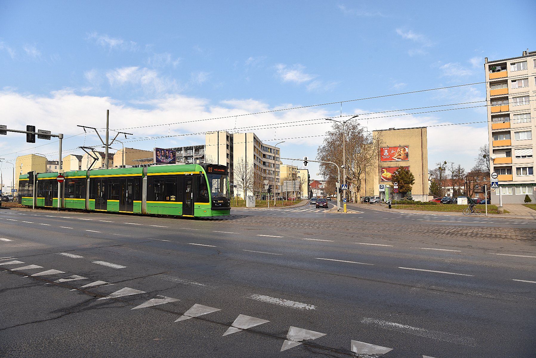 Skrzyżowanie ulic Rolnej i Hetmańskiej, widoczny tramwaj i bloki w tle - grafika artykułu