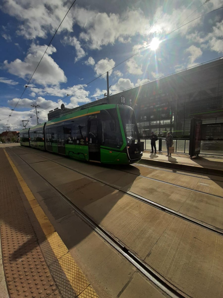Tramwaj linii nr 18 na przystanku przy ul. Roosevelta przy MTP - grafika artykułu