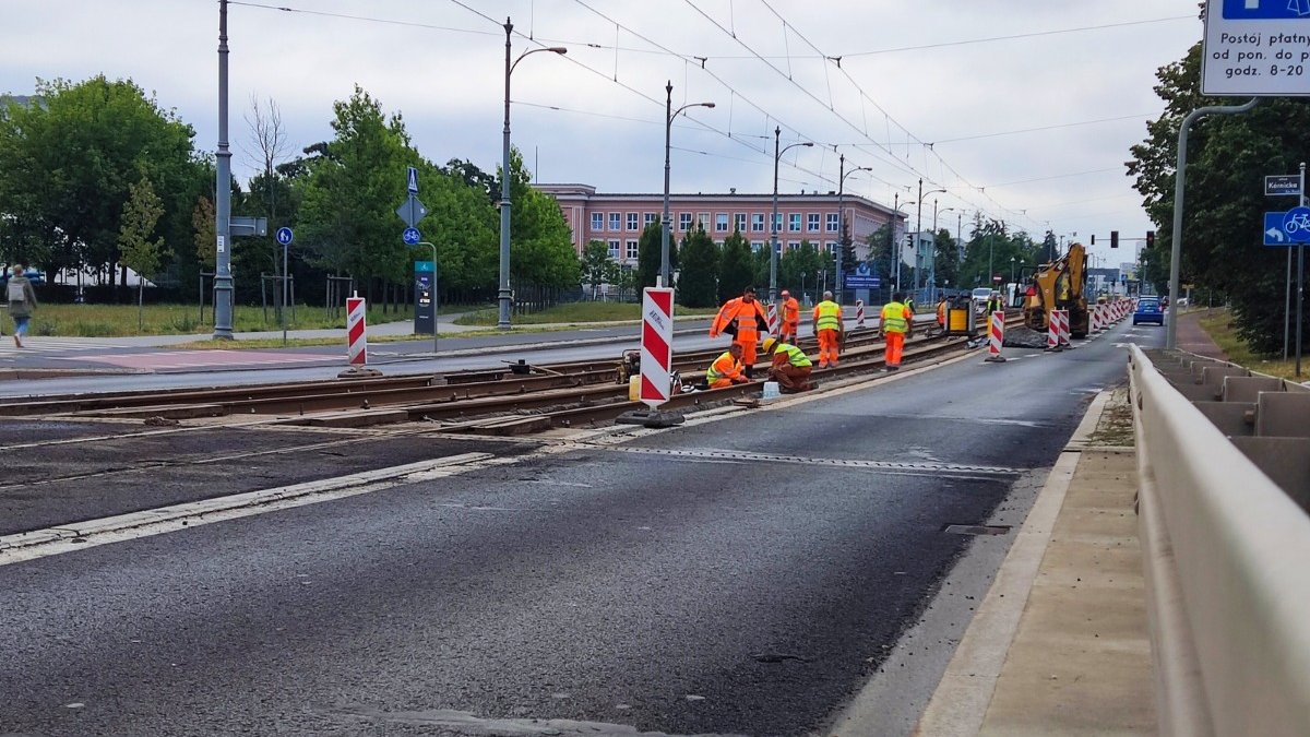 Na zdjęciu robotnicy pracujący na torowisku