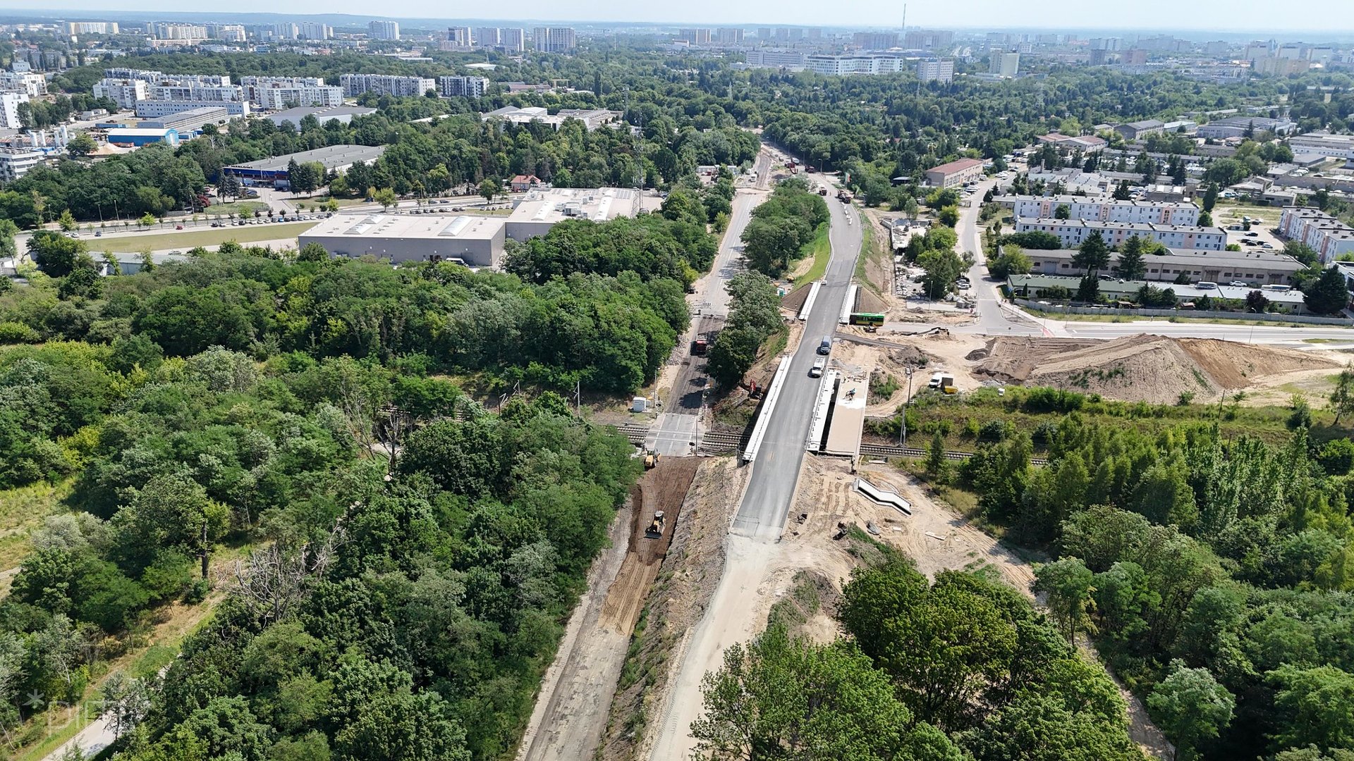 Zdjęcie budowanej drogi wiaduktu wzdłuż ul. Lutyckiej - widok z lotu ptaka na wiadukt i sąsiednie tereny zielone - grafika artykułu